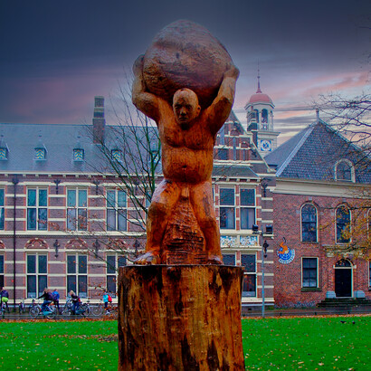  Sisyphus (2008) door Gert Sennema. Sísifo era conhecido por sua inteligência e astúcia, mas também por sua desonestidade