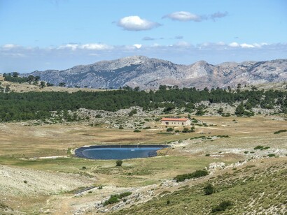 Balsa para incendios y cortijo en Campo del Espino, en los Campos de Hernán Perea, Jaén, España