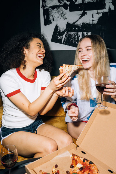 Amigas provam pela primeira vez pizza de pepperoni na cidade de Nápoli, Itália