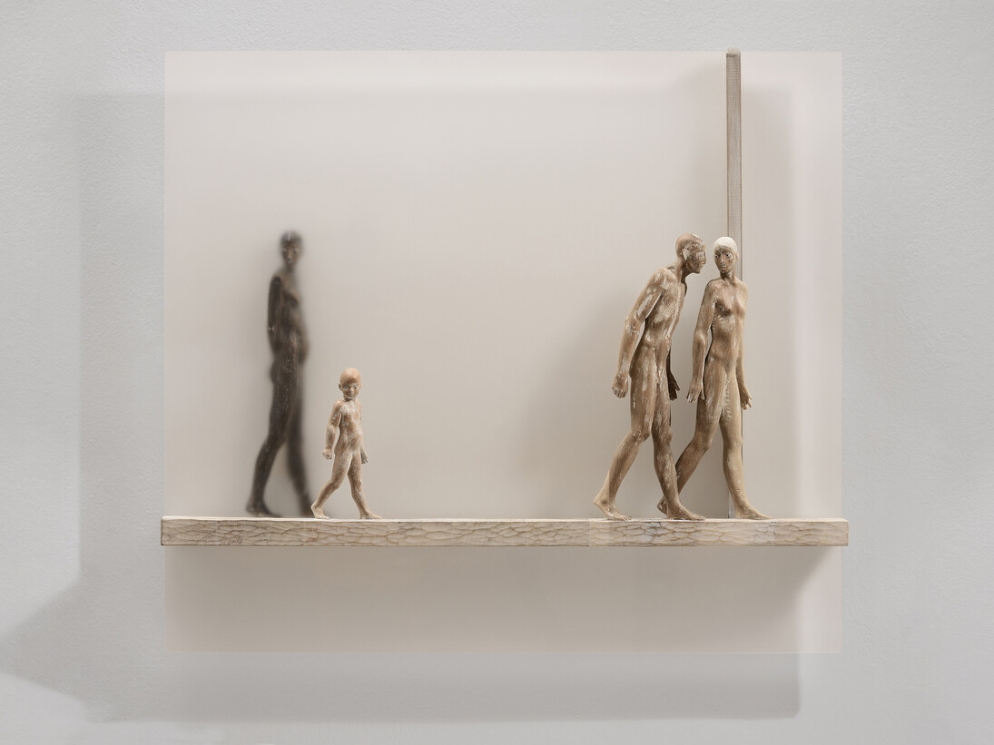 Hermann Josef Runggaldier, Alltag, 2015, legno di noce, plexiglas, 80 x 90 cm  