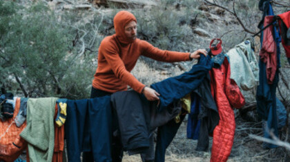 Marcas como Patagonia han sido pioneras en este enfoque, promoviendo la reparación de ropa y el reciclaje de materiales desde hace décadas. Nuevamente vuelve con su colección de ropa de segunda mano, California, EE. UU.