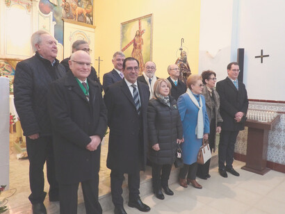 Miembros de la Real Orden en la Ermita de San Antón. Foto Gaspar Poveda