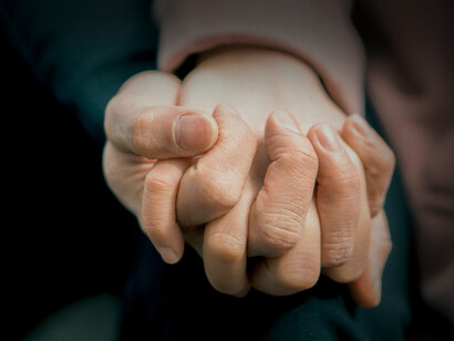 Resulta que tus amigos, en el momento en que estás hundida en tu cama, están en lo suyo