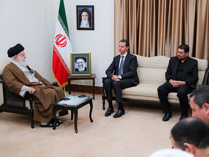 Assad junto a Ali Khamenei. El gobierno de Bashar al-Assad utilizó tácticas extremas para mantenerse, enfrentando a opositores divididos entre sí y luchando contra múltiples facciones