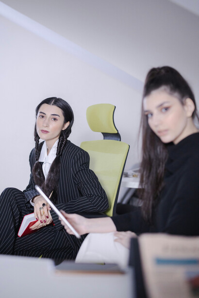 Un Senior combina experiencia, liderazgo y toma de decisiones estratégicas, siendo fundamental que actúe con seguridad y respaldo institucional