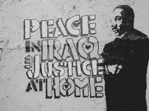 "Paz no Iraque e justiça em casa", grafitti em Istambul, Na Turquia. Estou falando de vozes de consciência social, estou falando de murais e graffitis artísticos, estou falando de paisagens urbanos que se combinam com a zona ao redor e embelezam a cidade