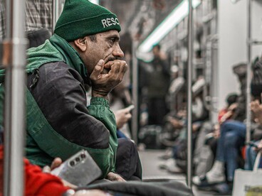 Passageiros seguem viagem em uma composição do metrô durante mais um dia de rotina. Longe dos gabinetes, é no quotidiano dos cidadãos que os efeitos das decisões políticas se fazem sentir