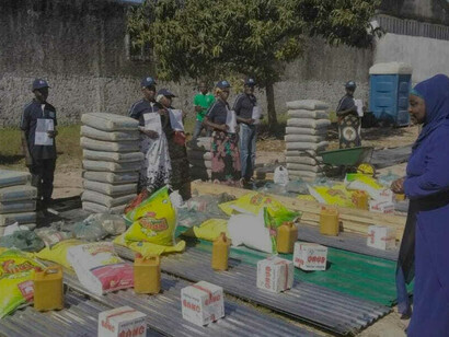 Cidadã retira seus alimentos de cesta do programa de subsídio social básico, Nampula, Moçambique