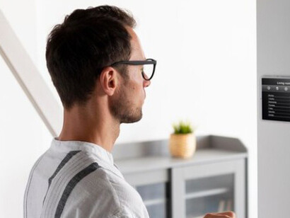 Smart home environment adapting lighting and temperature based on user presence