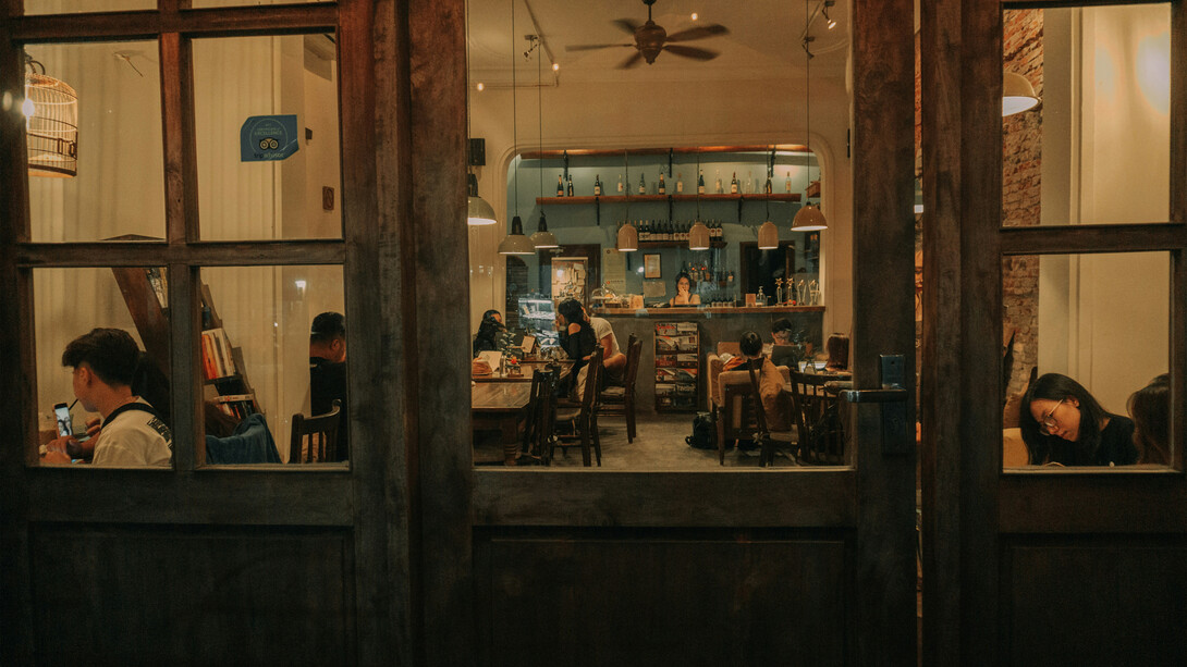 O café não era muito movimentado, mas Fernando tinha por hábito ir para lá desenhar as pessoas que se sentavam, posições, os diferentes corpos. No interior do café existiam alguns dos seus desenhos que fizera no passado