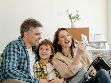 Nunca vimos tanta gente cansada com tão pouco tempo de vida, desistindo de seus caminhos que lhe deram vida até então, desistindo de seus amores, trabalhos, família, e assim seguem perdidos em conexões supostamente mais frenéticas, intensas e falsas. A resiliência, a força e a coragem deram lugar àquilo que não se é, para caber em estereótipos atuais. Um exercício de troca de figurino, elevando a margem de suposto acerto no mundo da fantasia