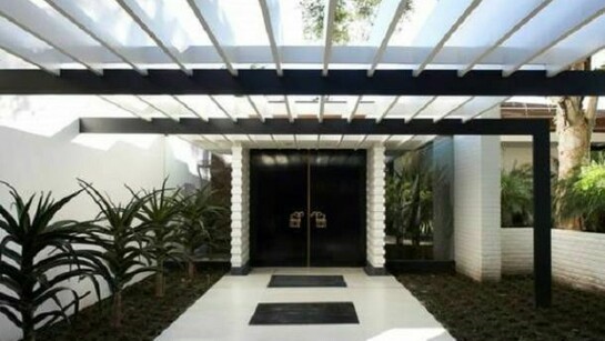 A. Quincy Jones, Sidney and Frances Brody, House, view of entrance. Los Angeles, California, 1948-1950, Photograph by Jason Schmidt, 2012.