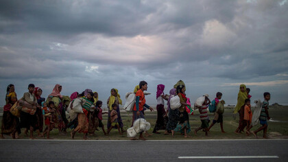 Refugiados rohinyás, obligados a migrar a Bangladesh desde Myanmar, caminan en busca de campos de refugiados