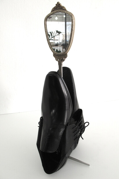 Pascal Hachem, Mirror Mirror, 2014, Pair of shoes, vintage mirror and steel bar, 52 x 22 x 20 cm, Image courtesy of Selma Feriani Gallery and the artist
