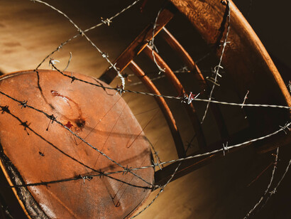 Visite Oscura Kermés Oscura para uma imersão profunda nas histórias de pessoas presas e desaparecidas durante a última ditadura Argentina e suas consequências até hoje. Foto tirada pelos autores da exposição OKA: Gustavo Hennekens, Victoria Puigcernau, Valentina Arlettaz e Félix Lenzi Colman