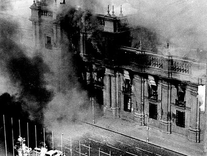 O Palácio de La Moneda, no Chile, sob bombardeio durante o Golpe de Estado em 11 de setembro de 1973. Chile (1970-1973) foi outra inovação de grande alcance na América Latina. Enquanto em Cuba a tomada do poder tinha sido violenta e por via de luta armada, no Chile de Salvador Allende o projecto socialista chegou ao poder por via democrática, ganhando as eleições. Se a ideologia liberal norte-americana fosse sincera, nada haveria a objectar, uma vez que o projecto socialista chileno chegava ao poder por via eleitoral

