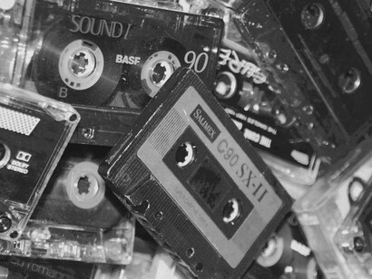 Fitas cassete. Embora tenha sido criada nos anos 1960, foi nos anos 1980 que sua popularidade explodiu. As fitas cassete não só proporcionaram uma maneira acessível de ouvir música, mas também deram aos artistas independentes a oportunidade de gravar demos e apresentar seu trabalho para gravadoras e jornalistas