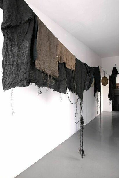 Phillip Lai Co-presence, 2012, dyed jute, cymbals, teaspoons, needle, blue polypropylene rope, shackle, carbines, approx. 309 x 780 x 15 cm
