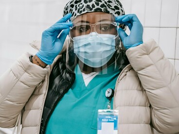 Ainda tem dias em que o corredor parece infinito. Ainda tem dias em que a máscara aperta mais do que o rosto. Ainda tem noites em que eu acordo achando que ouvi um alarme. Mas também há manhãs em que a luz entra pela janela e eu lembro que, apesar de tudo, ainda estamos aqui