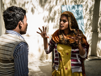 Jaipur, Rajasthan. S. 21 anni e suo marito R. 23 anni, lavorano una riconciliazione durante un incontro privato nel cortile del Centro di consulenza femminile Gandhi Nagar, foto Ivan Sarfatti
