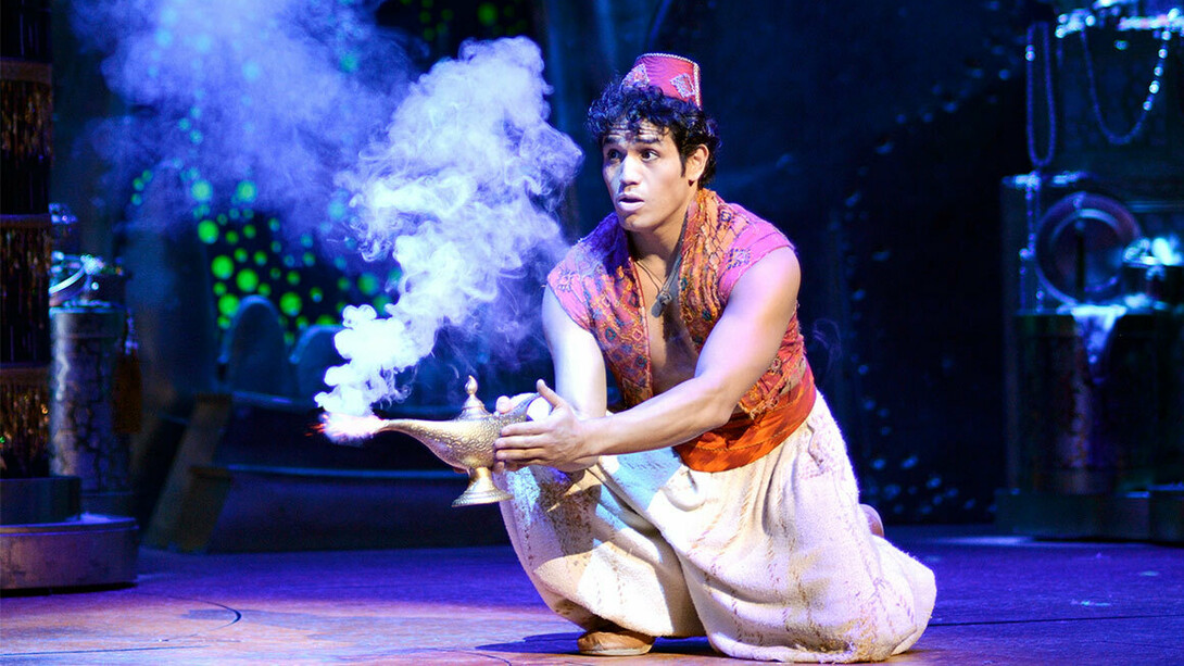 Adam Jacobs en el papel de Aladino en el musical homónimo