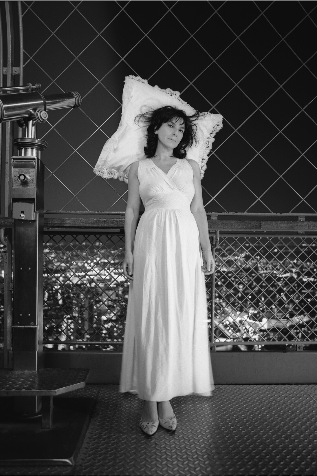 Sophie Calle, "Chambre avec vue" / "Room with a view" (detail), 2003, Un texte encadré, une photographie N/B encadrée / One framed
text, one framed b/w photograph, 50 x 50 cm (texte), 170 x 130 cm (photographie) / 50 x 50 cm (text), 170 x 130 cm (photograph) © Sophie Calle / ADAGP, Paris & ARS, New York, 2015
Courtesy Galerie Perrotin