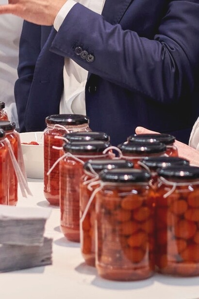 La crescente richiesta di partecipazione ha portato all’eliminazione del negozio interno, privilegiando l’esperienza diretta negli stand espositivi. Foto di AKAstudio-collective