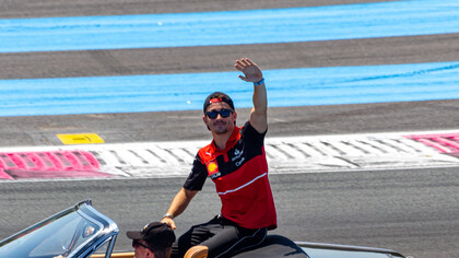 Charles Leclerc ha esordito in Formula 1 nel 2018 con la Sauber, squadra che era all'epoca legata alla Ferrari come team satellite. Nonostante l’auto poco competitiva, Leclerc si è fatto notare con prestazioni impressionanti e consistenti, concludendo diverse gare in zona punti. Il suo miglior risultato della stagione fu il 6º posto nel GP di Azerbaigian