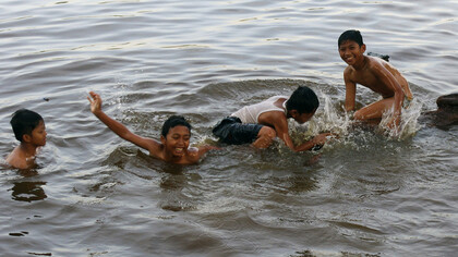 Bambini che nuotano nel fiume Mahakam 