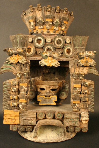 Incensario polícromo

Materiales: Cerámica

Clásico 300 - 600 d.C. Fases Xolalpan, Metepec y Tlamimilolpa Tardía.

Medidas: 600 mm de alto