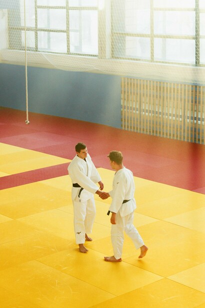 La pratica del Kōdōkan jūdō presuppone un’assunzione di responsabilità verso se stessi e verso il proprio compagno. Esercitarsi salvaguardando l’integrità di entrambi non è opzionale, è il cuore stesso della pratica