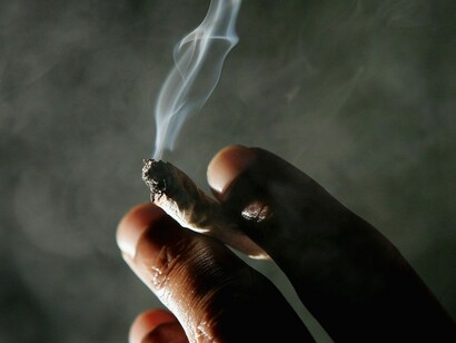 Les drogues comme la marijuana sont utilisés à plusieurs reprises pour échapper à la réalité