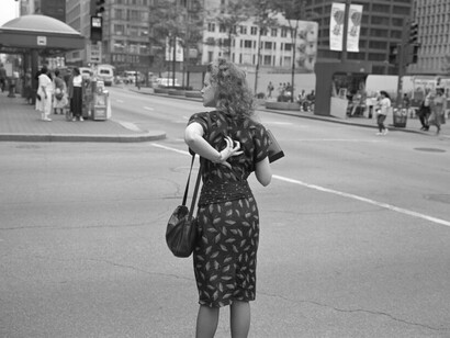 Mark Steinmetz, Chicago, State Street and Randolph, 1991. Courtesy of Stephen Daiter Gallery