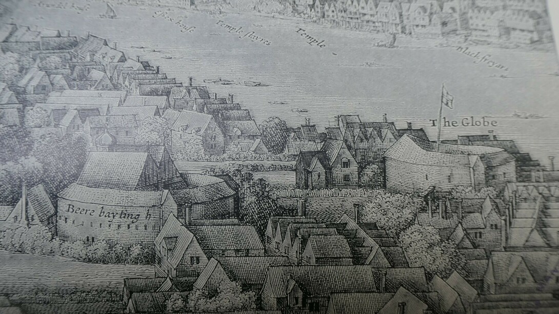 El antiguo Globe Theatre. Dibujo creado en 1642 por Wenceslao Hollar para su "Gran vista de Londres". Imagen publicada en RB Morgan, 1923. Cambridge University Press, Londres, Inglaterra (En el dibujo el edificio perteneciente a "The Globe",  por error está etiquetado como "beere baiting")