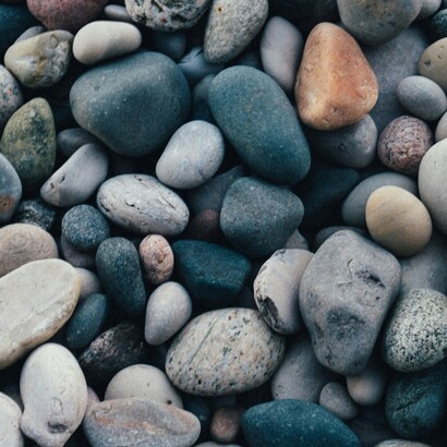 I sassi, raccolti per via della loro forma ovale e del colore grigiastro, venivano riutilizzati in composizioni artistiche