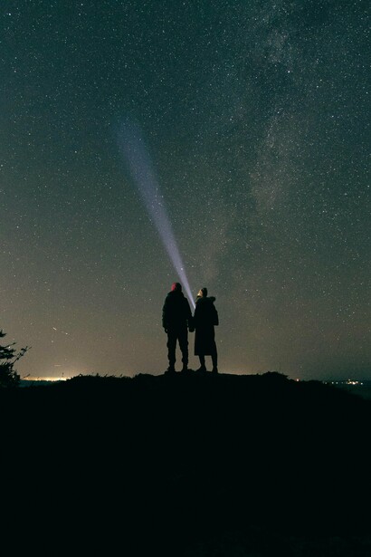 Hoje é Lua cheia. Está linda! – disse Hélène, acomodando-se numa chaise-longue