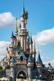 Disneyland, Paris, França. O castelo da Bela Adormecida é o primeiro que se apresenta