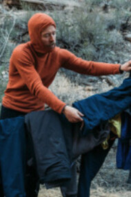 Marcas como Patagonia han sido pioneras en este enfoque, promoviendo la reparación de ropa y el reciclaje de materiales desde hace décadas. Nuevamente vuelve con su colección de ropa de segunda mano, California, EE. UU.