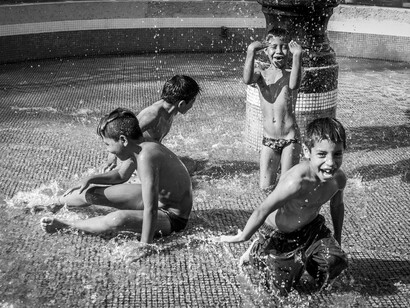 Crianças brincam na água. Seria mais tolo ainda do que tenho sido, na verdade bem poucas coisas levaria a sério