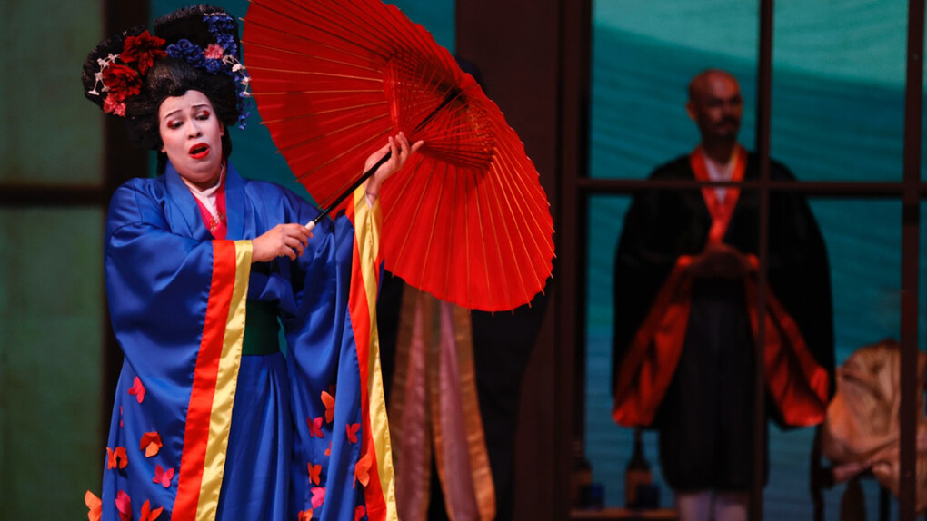 Presenciar Madama Butterfly es mucho más que ver una ópera; es sumergirse en un universo de emociones donde música, escenografía y drama se entrelazan con maestría