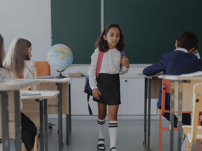 Una estudiante de primaria, nerviosa en su primer día en una nueva escuela