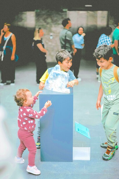 Eventos culturais são adaptados para atender diferentes faixas etárias e preferências, enriquecendo a experiência de todos