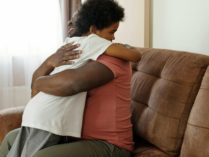 Pai abraça seu filho. Quem sabe algum dia perco minhas forças e me rendo ao império individualista. Compro a cada membro da família seu aparato eletrônico, busco uma alternativa e proporciono um quarto e banheiro para cada ser. Quem sabe um dia...