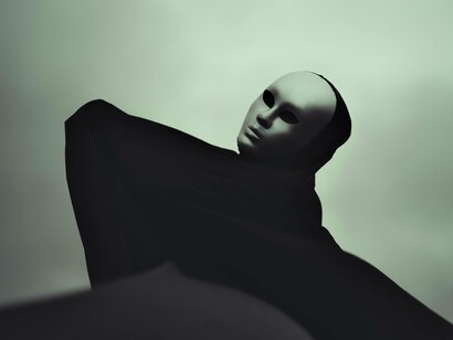 Além de sua associação com o controle mental e espiritual, os arcontes também são descritos como parasitas energéticos que se alimentam das emoções negativas dos seres humanos, como o medo, a raiva e o sofrimento