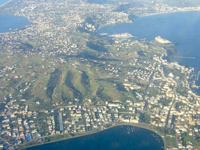 Campi Flegrei, Campania, Italia. Ripresa aerea dei Campi Flegrei, con la baia di Baia e il Castello Aragonese, e il paese di Bacoli, (13 dicembre 2007)