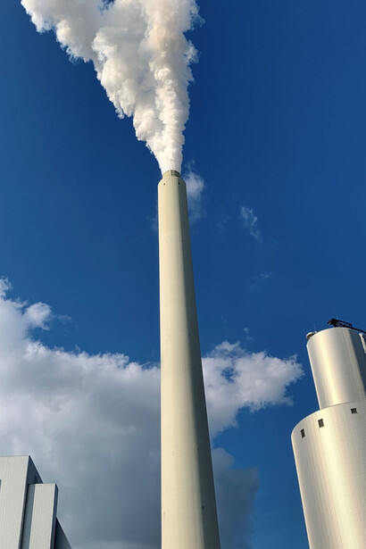 Empresa polui o meioambiente.Sensores IoT podem ser implementados para monitorar consumo de energia e gestão de resíduos