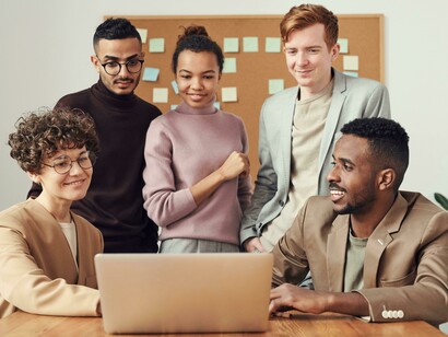 O grande problema desse modelo é que ele ignora a dimensão histórica e estrutural das desigualdades. No contexto brasileiro, por exemplo, qualquer iniciativa de D&I que não incorpore uma Especialização em História Afrodescendente está fadada ao fracasso. A falta de letramento histórico e cultural na alta Governança e nas equipes de Compliance é um risco que se manifesta de diversas formas