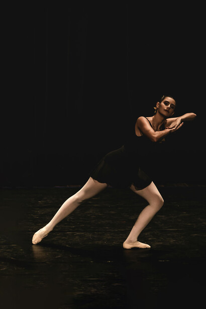 Desde fuera del teatro se apreciaba un espectáculo mayor, se veían solo espíritus bailando, flotando etéreos