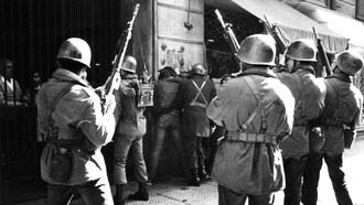 Militares chilenos realizan detenciones por una protesta durante la dictadura de Pinochet