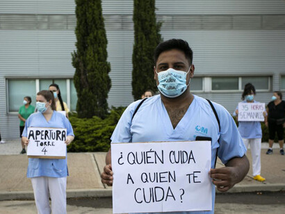 Protesta en favor de la sanidad pública, en un hospital de la Comunidad de Madrid, España